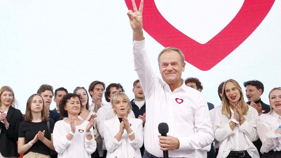 Mit einem Anklang an die Solidarosc feierte Donald Tusk das Wahlergebnis in Polen. Foto: imago/Forum