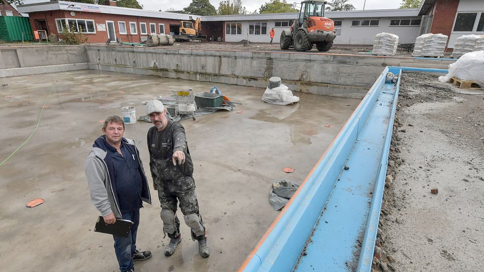 Die Wände des großen Schwimmerbeckens sind schon fast komplett verspachtelt. Im November soll die Folie verlegt werden. Foto: Ortgies