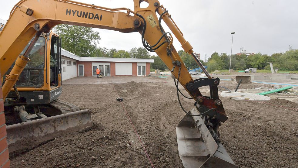 Die Fläche beim Eingang wird mit Erde begradigt. Foto: Ortgies