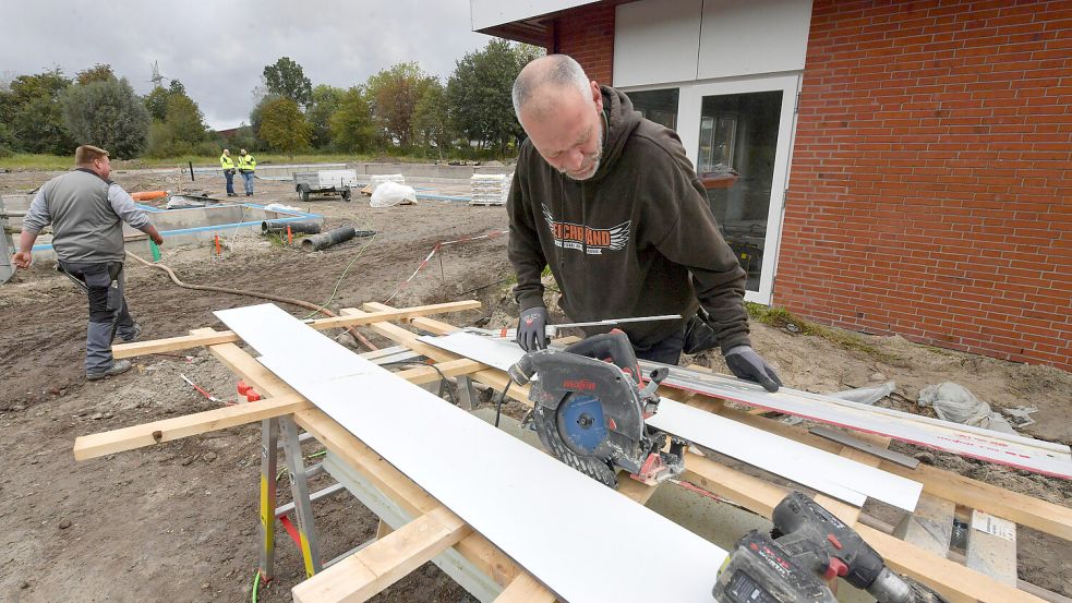 Hier werden Bretter für die Fassade gesägt. Foto: Ortgies