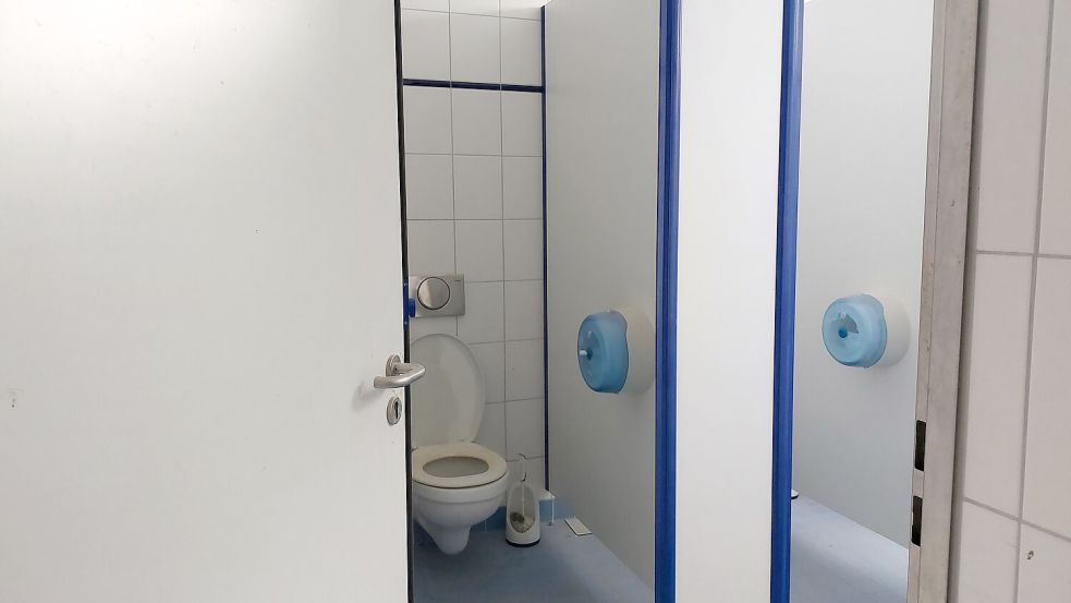 Die Toiletten sehen fast schon benutzbar aus. Ein bisschen Reinigung ist hier aber wohl auch noch nötig. Foto: Hanssen