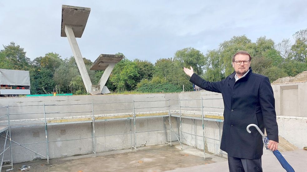 Oberbürgermeister Tim Kruithoff führte über die Baustelle. Der Sprungturm ist offenbar noch gut in Schuss. Er muss nicht erneuert werden. Foto: Hanssen