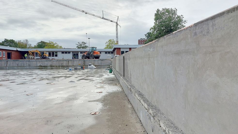 Die Wände im großen Schwimmbecken sind weitestgehend geglättet. Die Folie soll im November angebracht werden. Foto: Hanssen