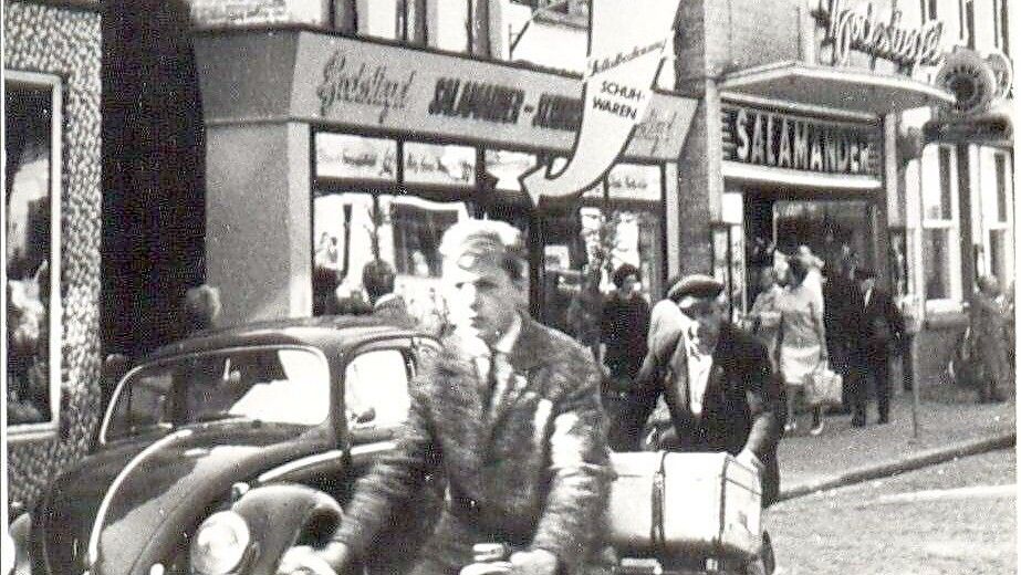 Das Foto aus den 60er Jahren vermittelt einen Eindruck vom geschäftigen Treiben in der Osterstraße. Wo früher das Geschäft Bockstiegel ansässig war, residiert heute Deichmann. Foto: Historisches Museum Aurich