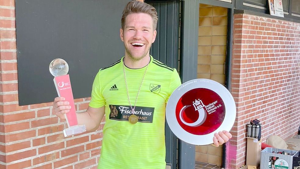 Im Frühsommer gewann Eike Berghaus mit der Ü32 von Condor Hamburg das Hamburger Double. Hier präsentiert er die Meisterschale (rechts) und den Pokal. Foto: Privat