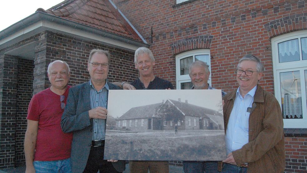 Mit einem historischen Foto der Gaststätte stehen fünf Originale vor dem Pfälzerhaus (von links): Karlheinz Klapper, Artur Mannott, Frido Walter, Hinrich Henkel und Roman Ott. Fotos: Luppen