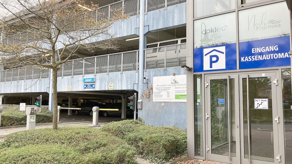 Wird nicht nur einen neuen Betreiber bekommen, sondern auch neue Schrankensysteme und womöglich neue Preise: das Parkhaus. Foto: Schuurman