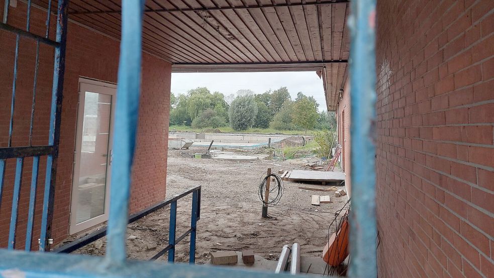 Während das Eingangsgebäude des Freibads schon relativ fertig saniert aussieht, ist auf dem Gelände noch viel zu tun.