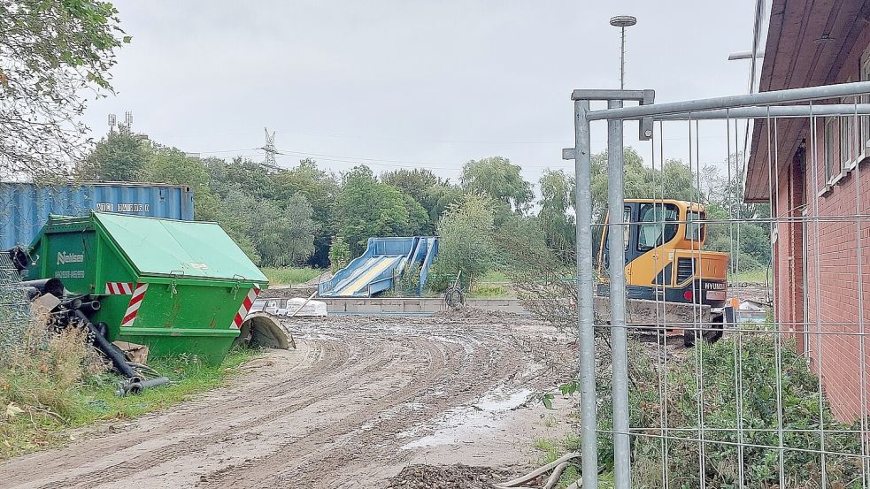 Die Rutsche am Kinderbecken steht wie ein Mahnmal auf der Dauerbaustelle. In dem kinderreichen Stadtteil Borssum warten viele auf die Wiedereröffnung ihres Bads. Es schloss 2017.