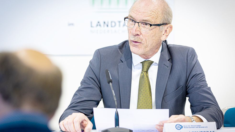 Bernhard Zentgraf, Vorsitzender des Bundes der Steuerzahler Niedersachsen und Bremen, hat am Dienstag in Hannover „Das Schwarzbuch – Die öffentliche Verschwendung“ vorgestellt. Darin werden auch aus Niedersachsen und Bremen erneut Beispiele für den sorglosen Umgang mit Steuergeldern angeprangert. Foto: Moritz Frankenberg/dpa