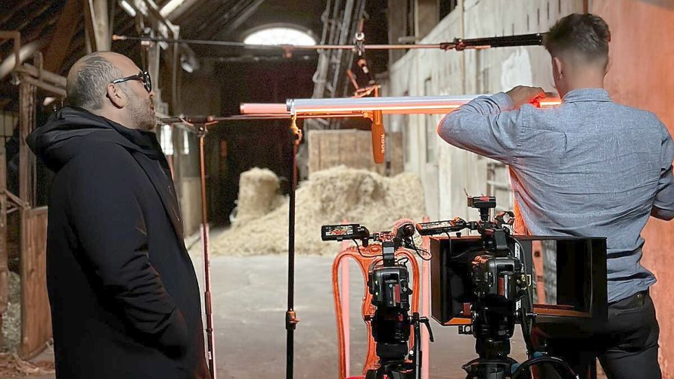 Regisseur Miki Mistrati (links) beobachtete den Aufbau des Licht fürs Interview mit Maren Osterbuhr. Foto: privat