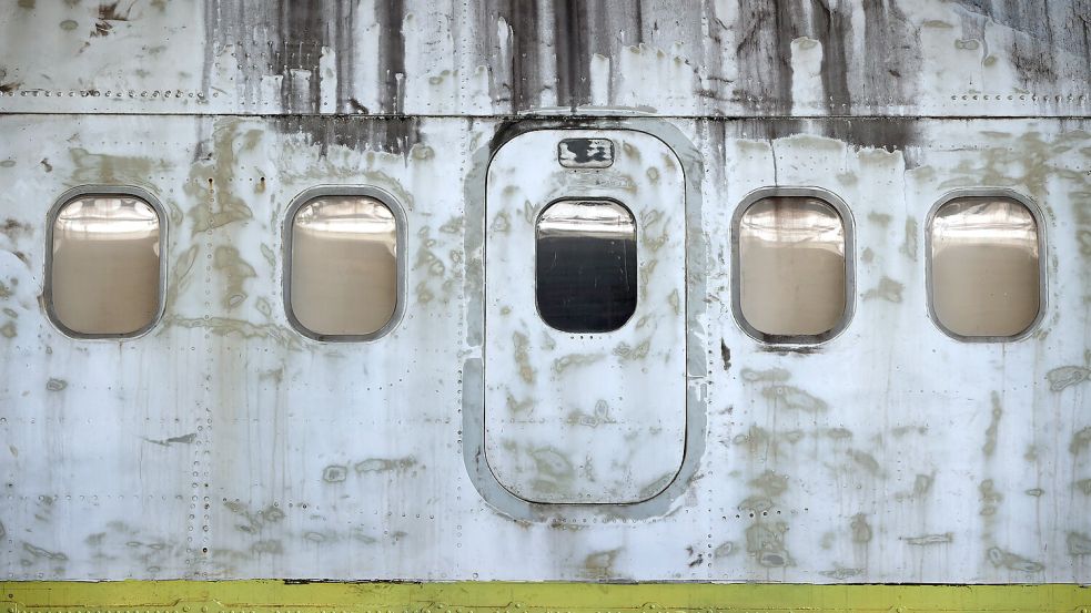 Rotalge an der Außenhaut: Die 1977 entführte Lufthansa-Maschine „Landshut“ steht in einem Hangar in Friedrichshafen. (Archivbild). Foto: picture alliance/dpa