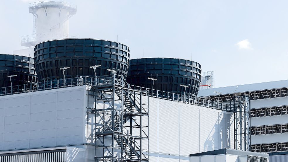 Blick auf das 2022 errichtete Gas- und Dampfturbinenkraftwerk von Steag und Siemens neben dem Steinkohlekraftwerk Herne (nicht im Bild). Im Ruhrgebiet sollen weitere Gaskraftwerke entstehen, die Strom und Fernwärme erzeugen. Auch Emden bietet sich dafür an, meint FDP-Ratsherr Bolinius. Foto: dpa/Vennenbernd