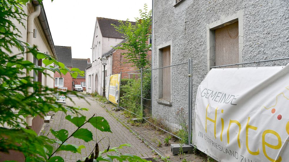 Der Krichgang mit seinen baufälligen Gebäuden bietet nahe des Ortskerns von Hinte keinen schönen Anblick. Foto: Wagenaar/Archiv