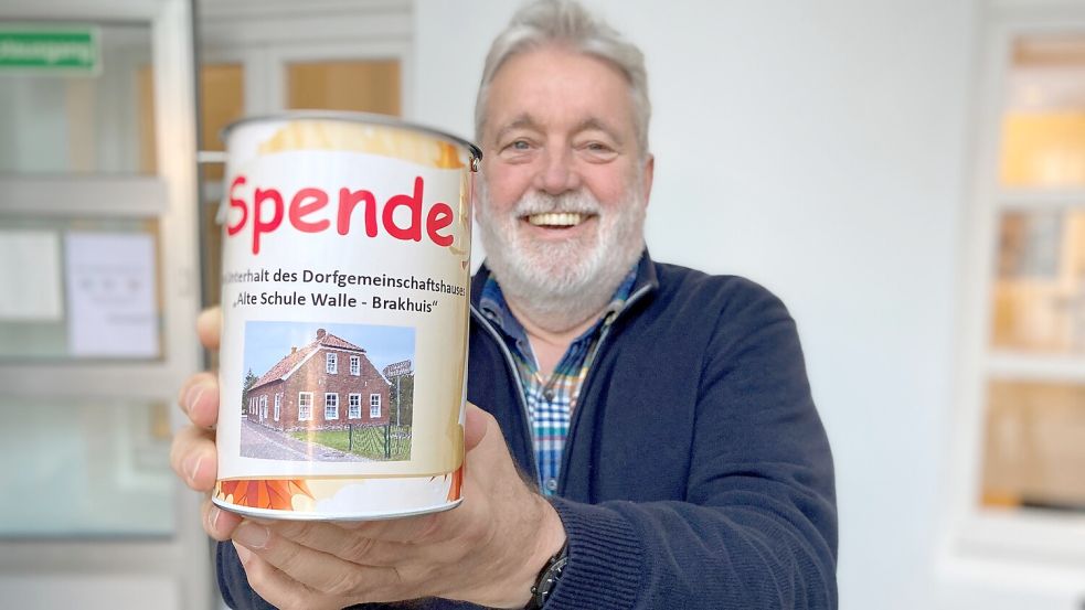 Fördervereinsvorsitzender Holm Eggers mit der Spendendosen, die beim Kunsthandwerkermarkt Anfang November wieder zum Einsatz kommen soll. Foto: Udo Hippen