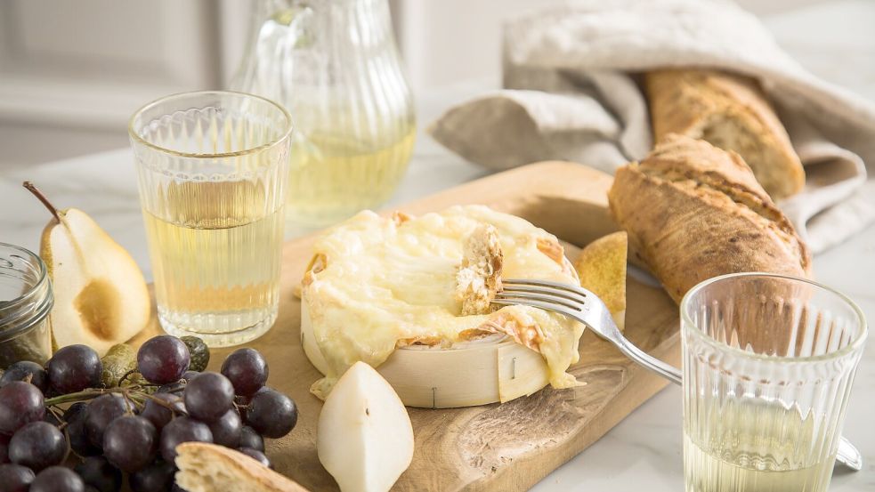 Zu cremigem Käse schmecken leicht säuerliche Weine besonders gut. Foto: Christin Klose/dpa-tmn