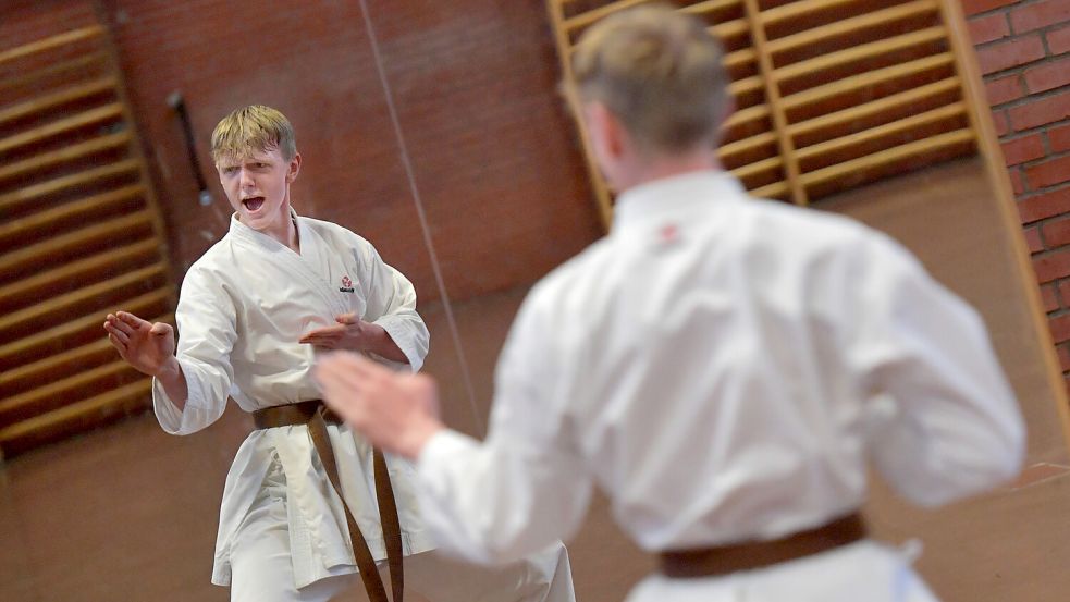 John-Luka Griese bei seiner Lieblingsdisziplin, der Kata. In dieser tritt er in der kommenden Woche bei den Amateur-Weltmeisterschaften der International-Combat-Organisation (ICO) im englischen Hull an. Fotos: Ortgies