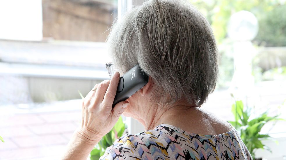 Weil ihr Telefon nicht richtig funktionierte, hat sich eine 83-Jährige an ihren Nachbarn gewandt. Der konnte so einen Betrug verhindern. Foto: IMAGO/Fleig / Eibner-Pressefoto