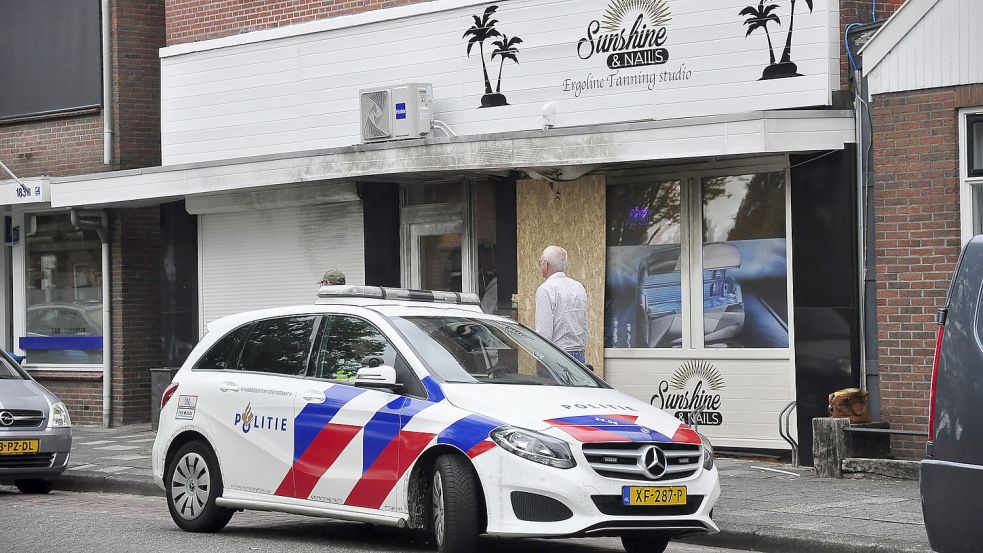 Bei diesem Sonnenstudio in Oude Pekela wurde zum Beispiel eine Kameraüberwachung installiert. Dieses Foto entstand kurz nach der Explosion. Foto: Wolters/Archiv