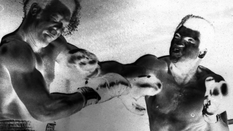 Er war für Millionen der einzige, für den sie mitten in der Nacht aufstanden: Box-Legende Muhammad Ali, hier beim Rumble in the Jungle, wie der WM-Kampf gegen George Foreman genannt wurde. Foto: imago/UPI Photo