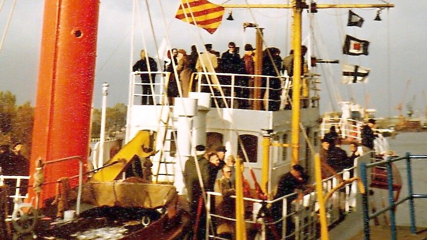 Bei der Ankunft des Feuerschiffs im Emder Hafen am 19. Oktober 1983 waren viele Gäste an Bord. Foto: Privat