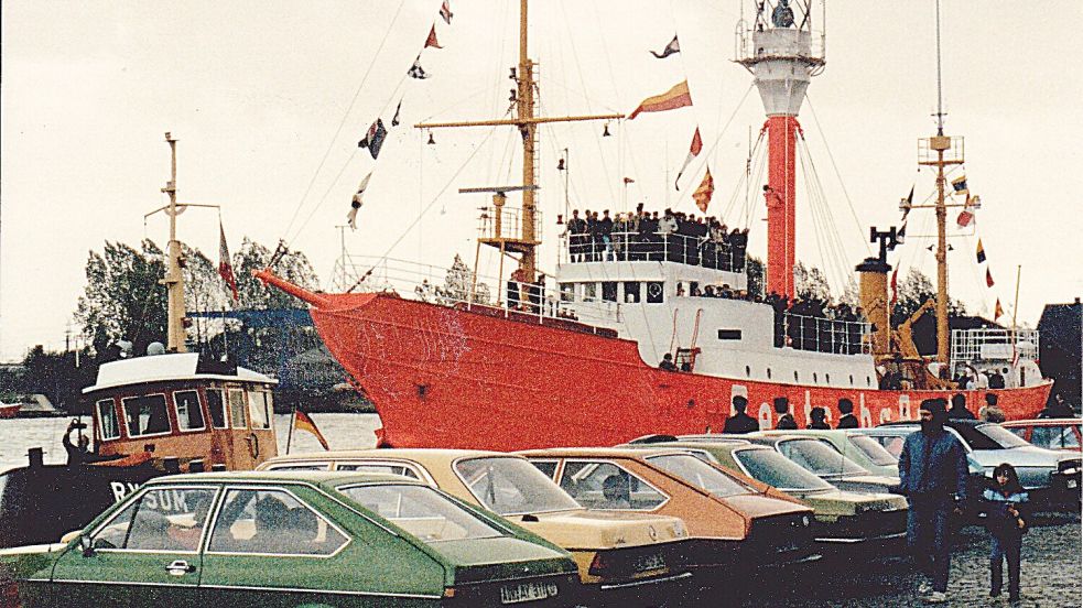 Das war vor 40 Jahren: Das Feuerschiff passiert bei seiner Ankunft in Emden den Platz am Hafentor. Foto: Privat