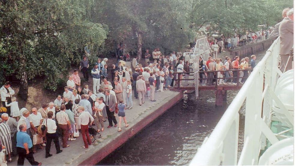 Hunderten strömten am 4. August 1984 zum "Open Ship" auf das Museumsfeuerschiff an seinem Liegeplatz im Ratsdelft. Foto: Privat