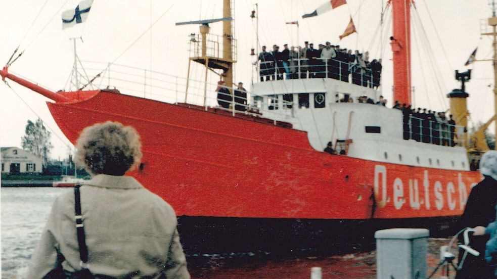 Das Feuerschiff "Amrumbank" bei der Ankunft im Emder Binnenhafen. Zuvor hatte es die Nesserlander Schleuse passiert. Foto: Privat