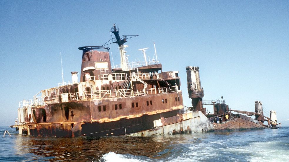 Das Wrack des Frachters „Pallas“ liegt vor der Insel Amrum. Die „Pallas“ war am 25. Oktober 1998 vor der dänischen Küste in Brand geraten und wenige Tage später vor der schleswig-holsteinischen Nordseeinsel Amrum gestrandet. Foto: Christoph Schieder/dpa