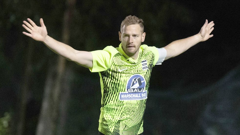 Torsten Mammen ist in bestechender Form: Der Larrelter Kapitän erzielte seine Saisontore Nummer 13 und 14. Foto: Doden/Emden