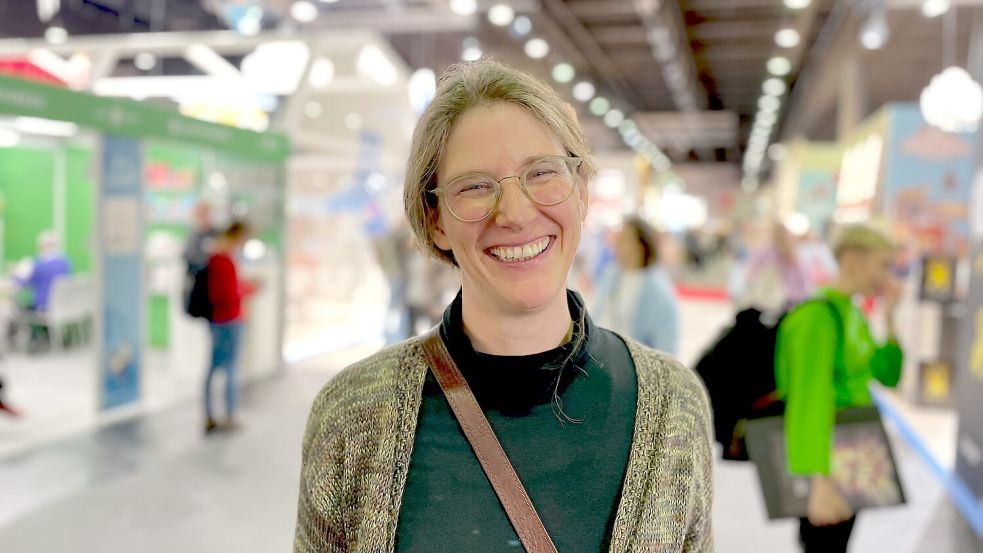 Mitten im Getriebe der Frankfurter Buchmesse unterwegs: Kinderbuchautorin Nikola Huppertz. Foto: Stefan Lüddemann