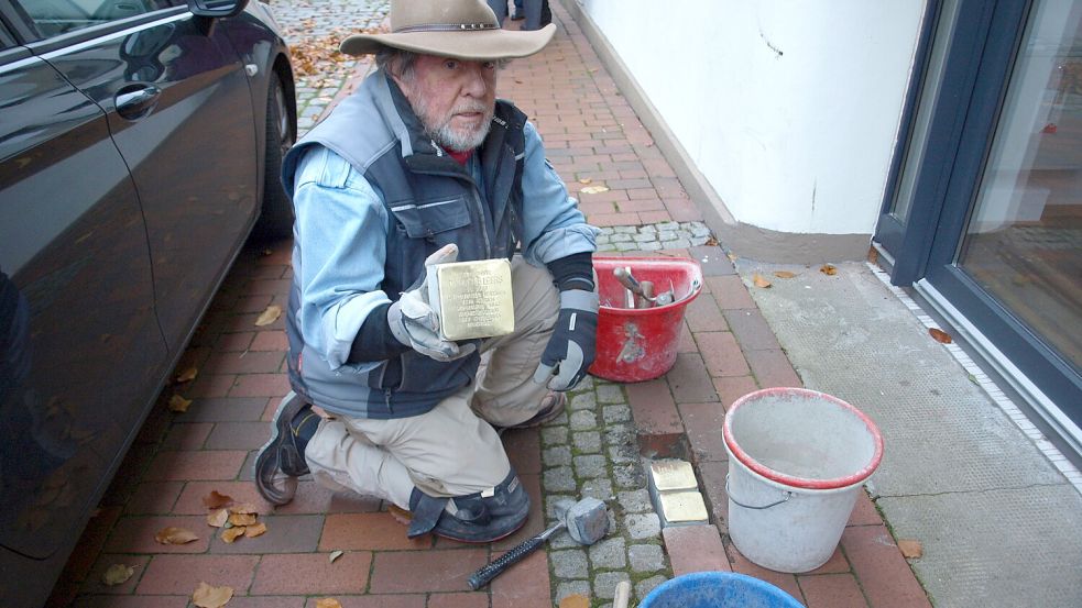 Der Kölner Künstler Gunter Demnig ist Initiator der Stolpersteinaktion. Er war schon häufiger in Weener zu Gast und wird an diesem Sonnabend in mehreren Straßen weitere 26 Messingtafeln ins Pflaster einlassen. Foto: Born/Archiv