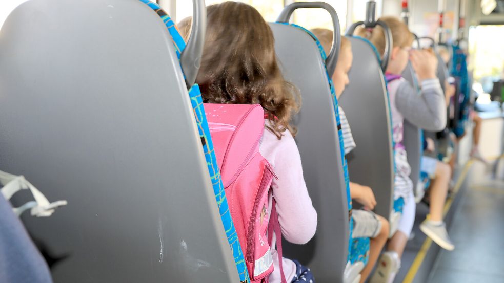 Ein Busfahrer hat Schulkinder mitten auf der Bundesstraße in Loppersum aussteigen lassen. Die Deutsche Bahn entschuldigt sich für den Vorfall. Foto: Gercke/dpa
