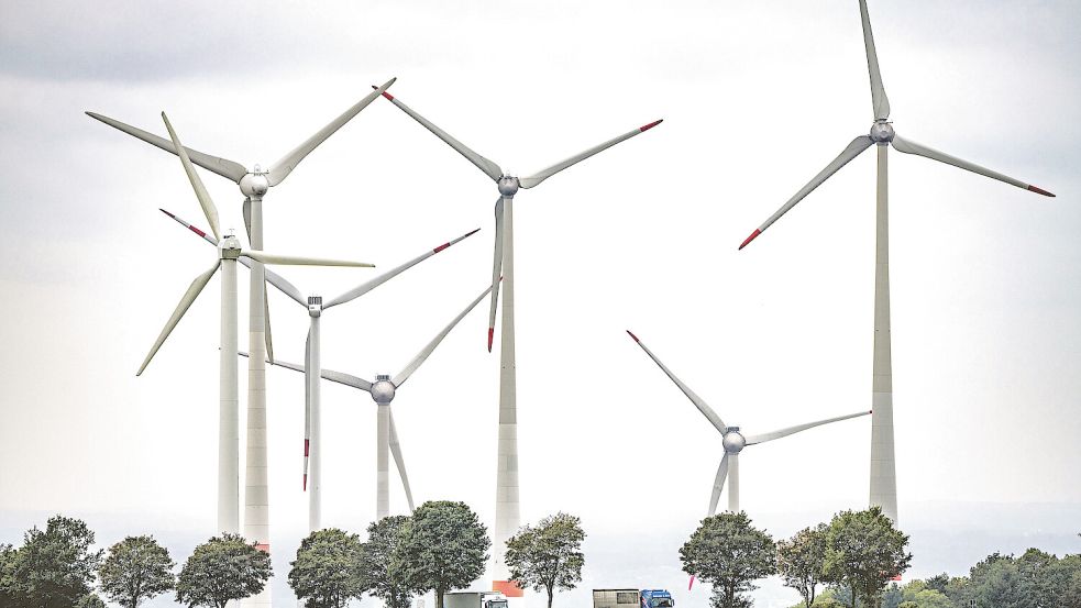 Nichts dreht mehr: Aus verschiedenen Gründen werden Windkraftanlagen gelegentlich abgeschaltet. Foto: imago-images/Jochen Tack