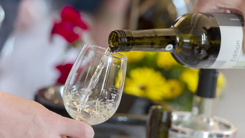 Ein Weinglas wird im Restaurant befüllt. Für die Branche im Kreis Aurich ist das Glas wieder halb voll, statt halb leer. Denn immer mehr Mitarbeiter können zurückgewonnen werden. Foto: dpa
