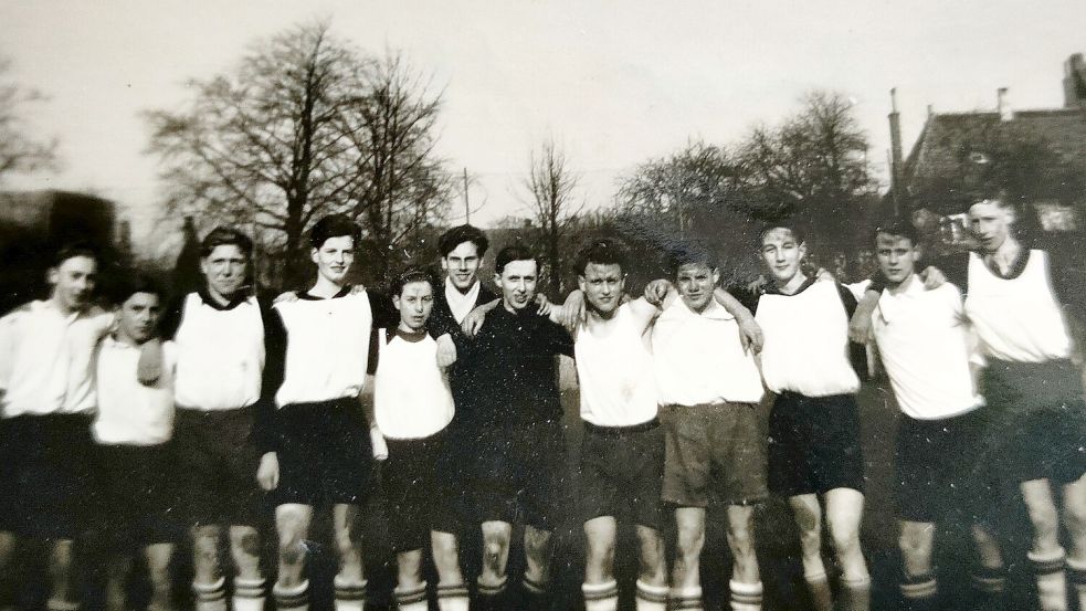 Der Kickers-Nachwuchs besaß in der Anfangszeit keine Trikots. So streifte die Jugend das Unterhemd über die Trainingsjacke und spielte in Weiß. Auf dem Bild der Schülermannschaft ist auch Joachim Frerichs (Dritter von rechts).