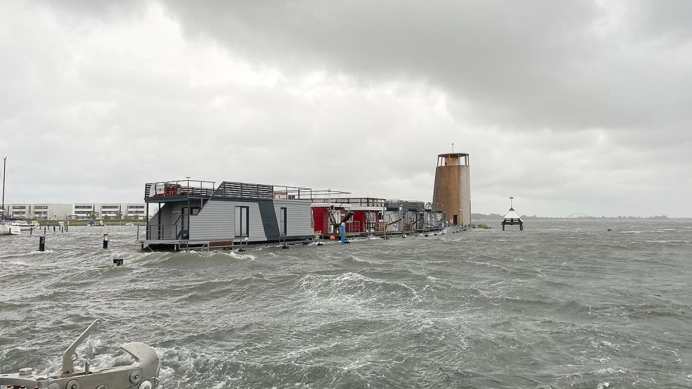 Der hohe Wasserstand schnitt mehrere Hausboote im Hafen Burgtiefe vom Land ab. Foto: Die Seenotretter DGzRS