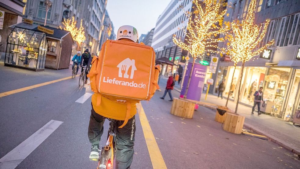 Nicht nur mehr Essen und Lebensmittel sollen Lieferando-Kuriere künftig liefern, sondern auch Ware aus Elektronikmärkten. Foto: Michael Kappeler/dpa