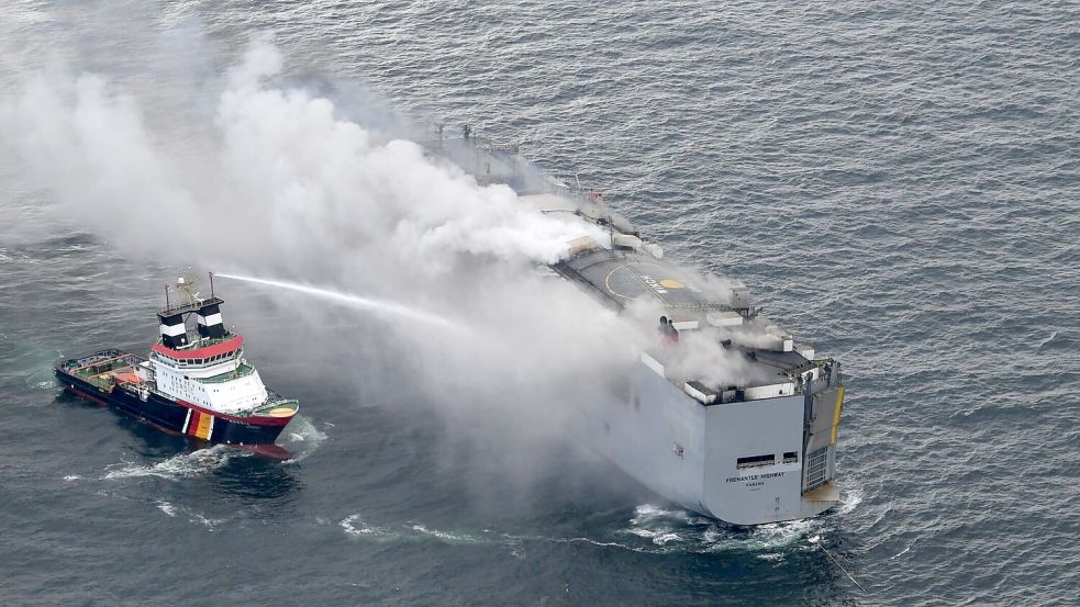 In der Nacht auf den 26. Juli war das Feuer an Bord des Frachters „Fremantle Highway“ ausgebrochen. Foto: Küstenwache