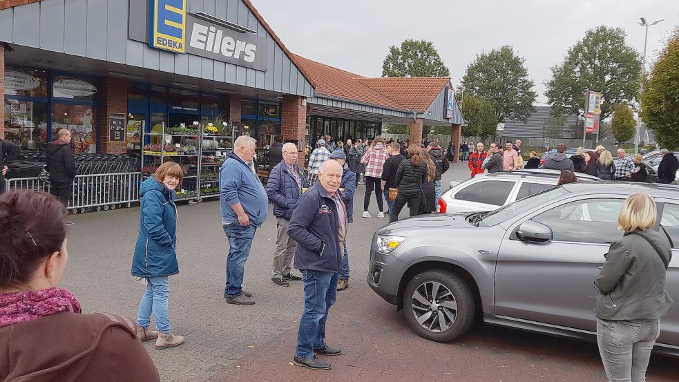 Die Menschen warteten geduldig vor dem Edeka Markt in Barßel. Foto: Passmann