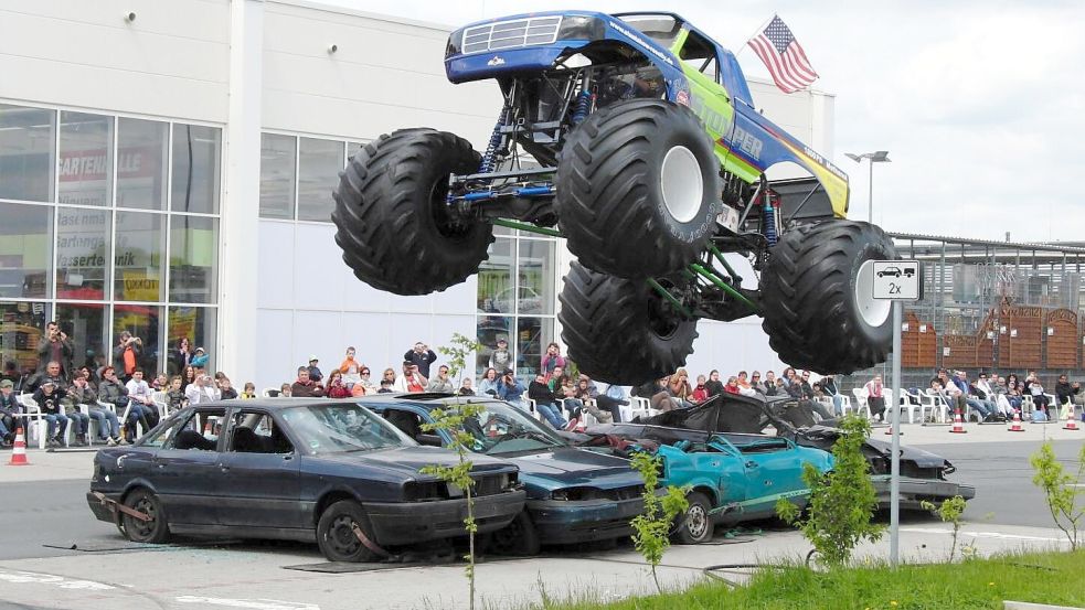 Mit Monster Trucks zerquetscht das Stuntteam der Familie Roselly alte Autos unter sich. Foto: Familie Roselly
