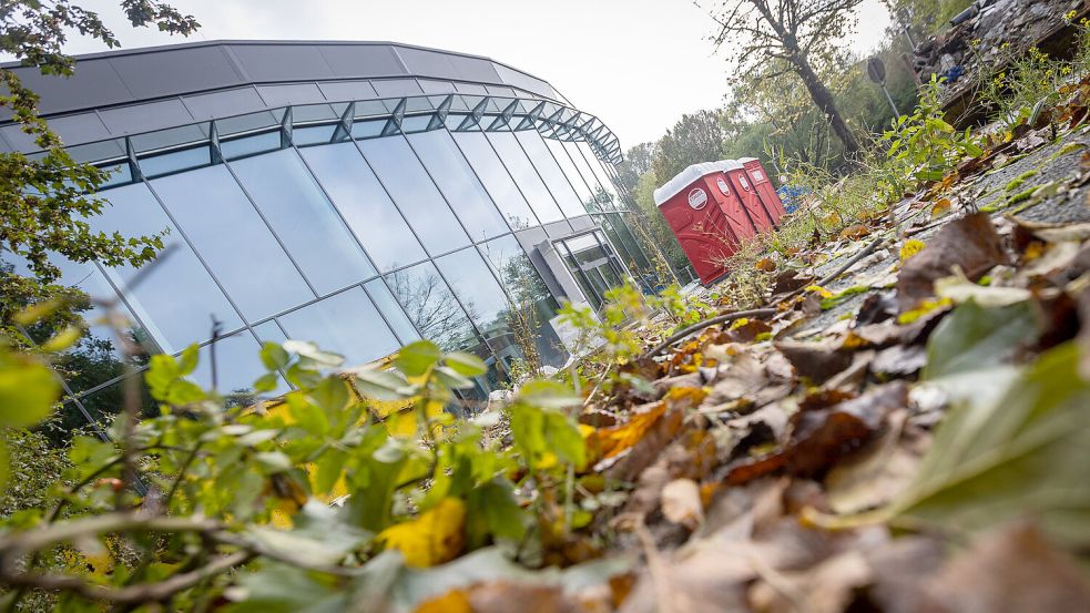 Die neue Glasfassade des Foyers ist schon fertig: Doch beim Bau des Festspielhauses muss noch viel gemacht werden. Foto: J. Doden