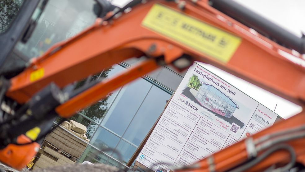 Das Festspielhaus am Wall bleibt noch für Monate eine Großbaustelle. Foto: J. Doden