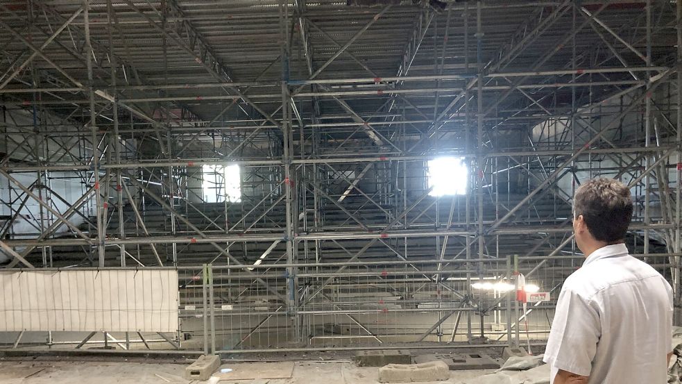 Im Veranstaltungssaal des Festspielhauses steht noch ein großes Flächengerüst, das den weiteren Innenausbau verzögert. Foto: H. Müller/Archiv