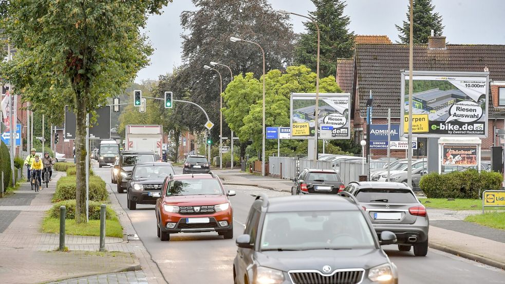 Die Heisfelder Straße ist in diesem Abschnitt Teil der B 70. Der Bund will sie eigentlich loswerden. Momentan ist sie aber auch Umleitungsstrecke wegen der Tonnenbeschränkung auf dem Stadtring. Foto: Ortgies