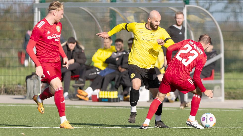 Der Middelser Vaja Ivaniadze (gelbes Trikot) erzielte in der 22. Spielminute den 1:1-Endstand. Foto: Doden/Emden