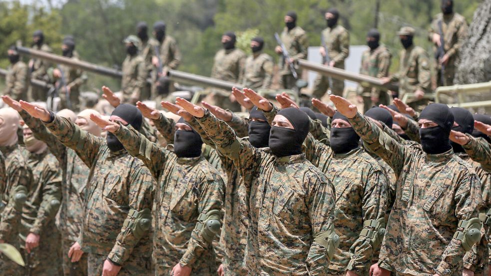 Hisbollah-Kämpfer legen während einer inszenierten Militärübung in einem Lager im südlibanesischen Dorf Aramta einen Eid ab. Foto: dpa/Marwan Naamani