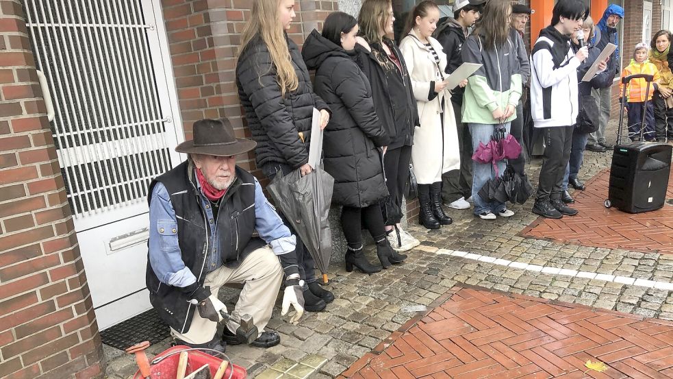 Der Künstler Gunter Demnig verlegte am Alten Markt in der Emder Innenstadt fünf Stolpersteine zum Gedenken an die jüdische Emder Familie Stein. Schülerinnen und Schüler der Oberschule Herrentor verlasen die Biografien der NS-Opfer. Foto: H. Müller