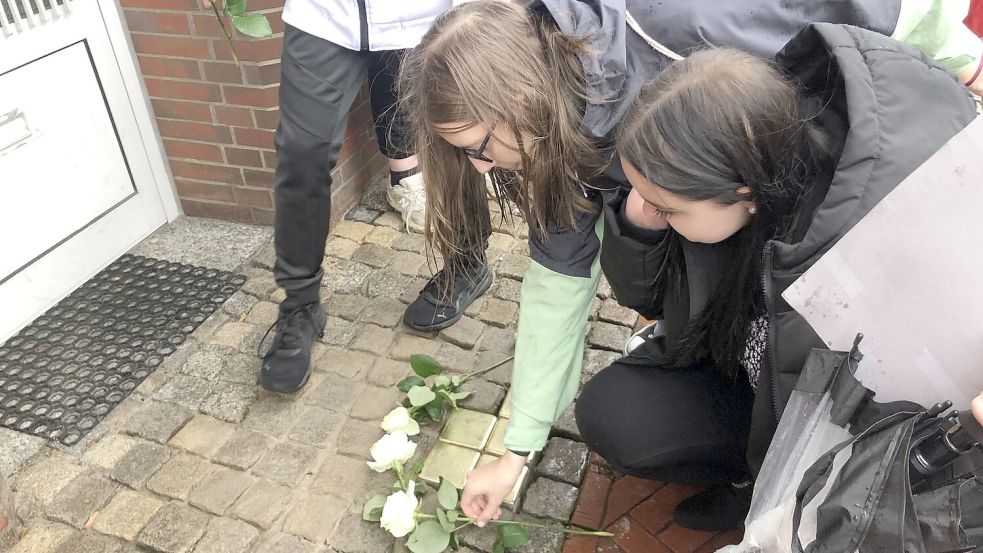 Schülerinnen und Schüler legten weiße Rosen an den frisch verlegten Stolpersteinen nieder. Foto: H. Müller