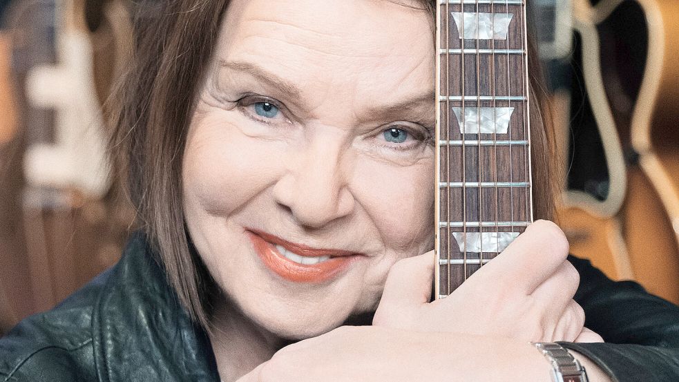 Inga Rumpf stellt in Jheringsfehn ihre Autobiografie „Darf ich was vorsingen?“ in einer musikalischen Lesung vor. Foto: Jim Rakete